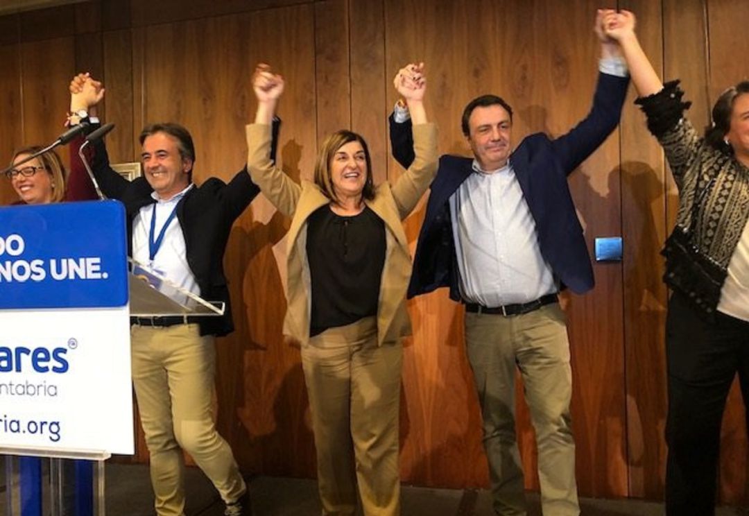 La presidenta del PP de Cantabria, María José Sáenz de Buruaga, celebra la victoria con los diputados y senadores electos este 10N.