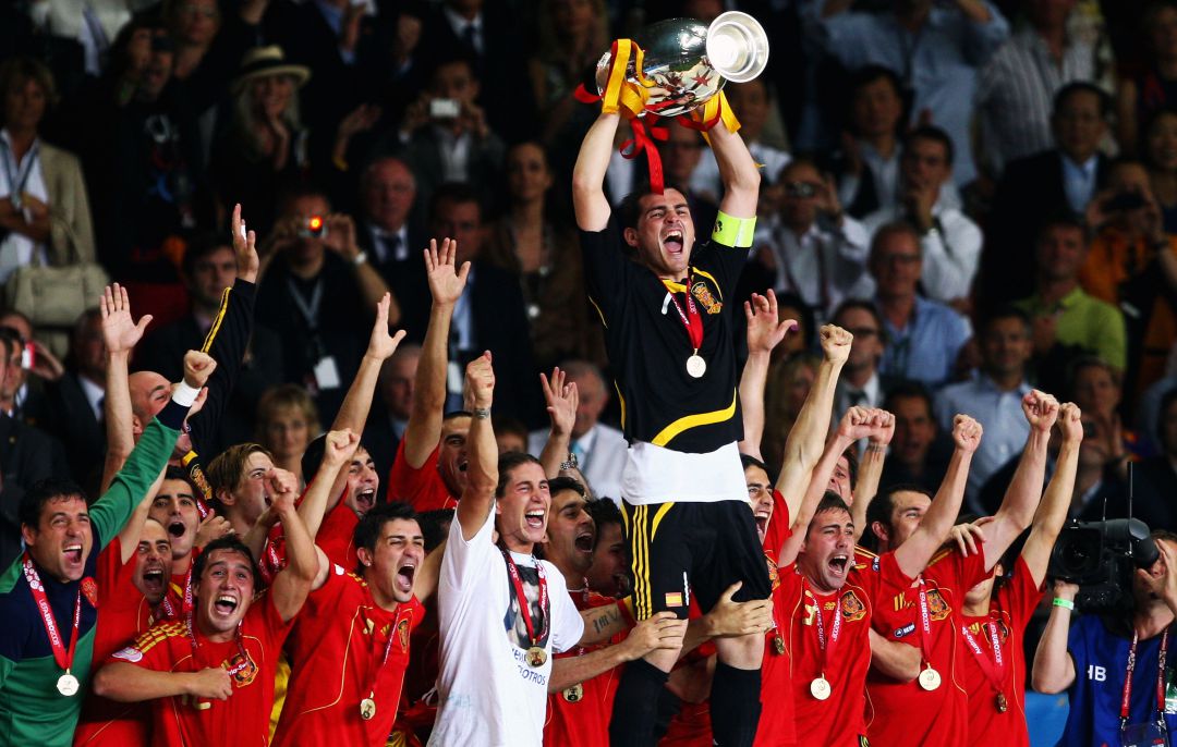 Iker Casillas levanta la Euro 2008, rodeado por Santi Cazorla, David Villa, Sergio Ramos y otros jugadores de la selección
