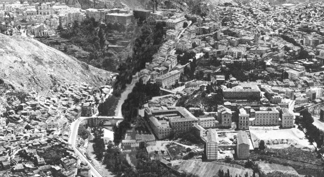 Foto antigua de Cuenca con el edificio de la Real Fábrica de Alfombras ya desaperecida.