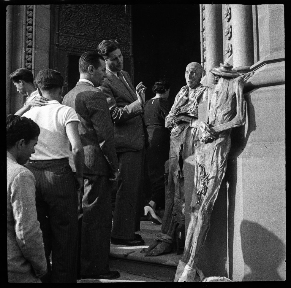 Dos ciudadanos observan en detalle las momias de las monjas expuestas de la iglesia y convento de las Salesas del paseo de Sant Joan de Barcelona. Julio de 1936. Dos ciudadanos observan en detalle las momias de las monjas expuestas de la iglesia y convento de las Salesas del paseo de Sant Joan de Barcelona. Julio de 1936.