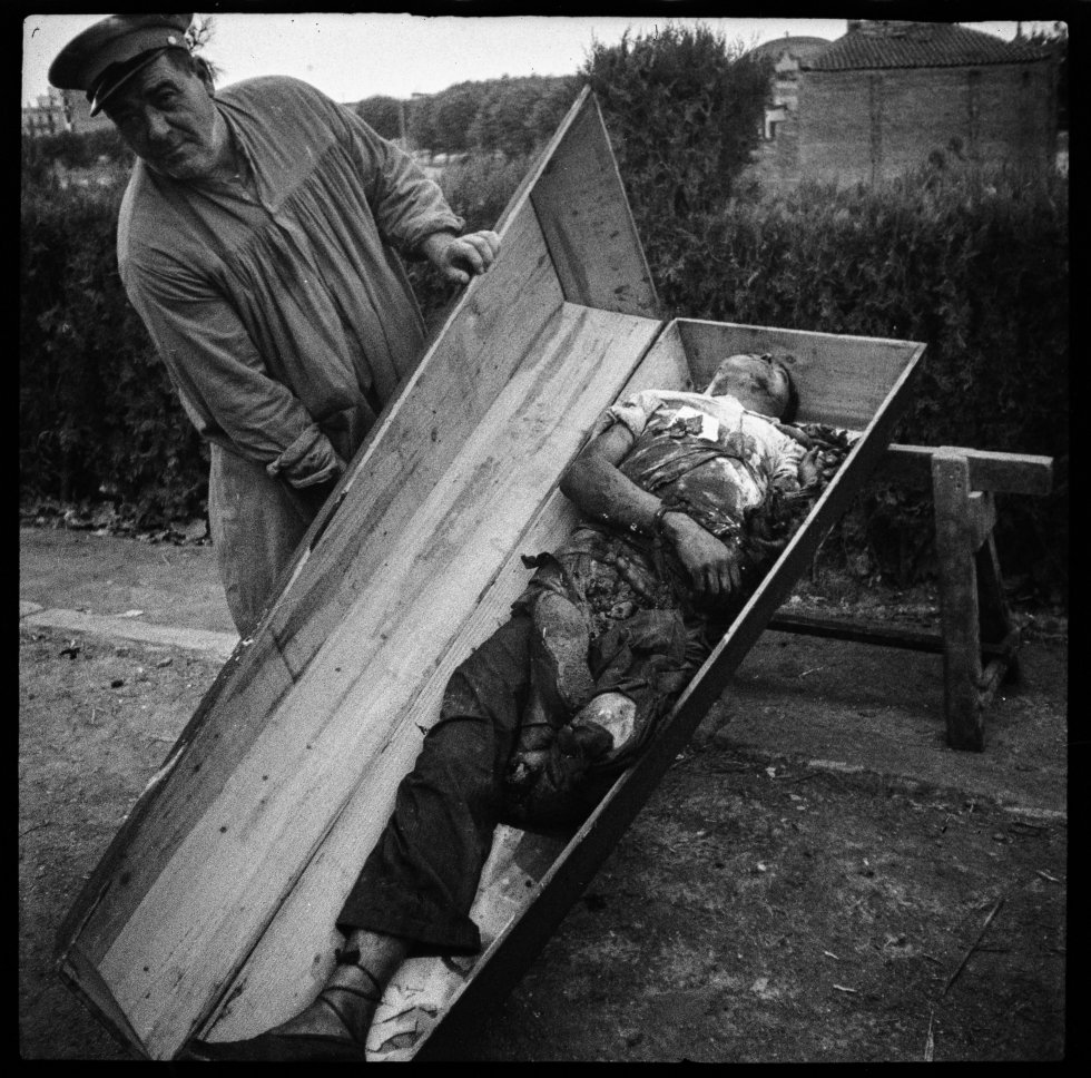 Un enterrador del Cementerio Nuevo (Montjuïc) de Barcelona muestra un cadáver de un muerto de los choques del golpe de Estado, 19 de Julio de 1936 Un enterrador del Cementerio Nuevo (Montjuïc) de Barcelona muestra un cadáver de un muerto de los choques del golpe de Estado, 19 de Julio de 1936