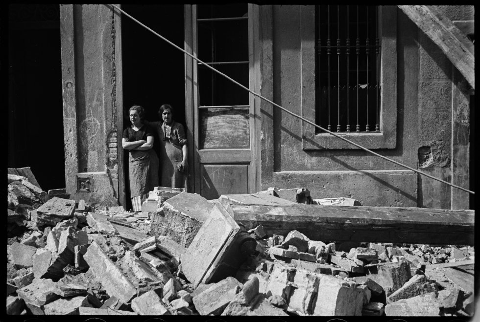 Dos mujeres en medio de los escombros en el Poble Sec de Barcelona después de un bombardeo. 14 de marzo de 1937 Dos mujeres en medio de los escombros en el Poble Sec de Barcelona después de un bombardeo. 14 de marzo de 1937