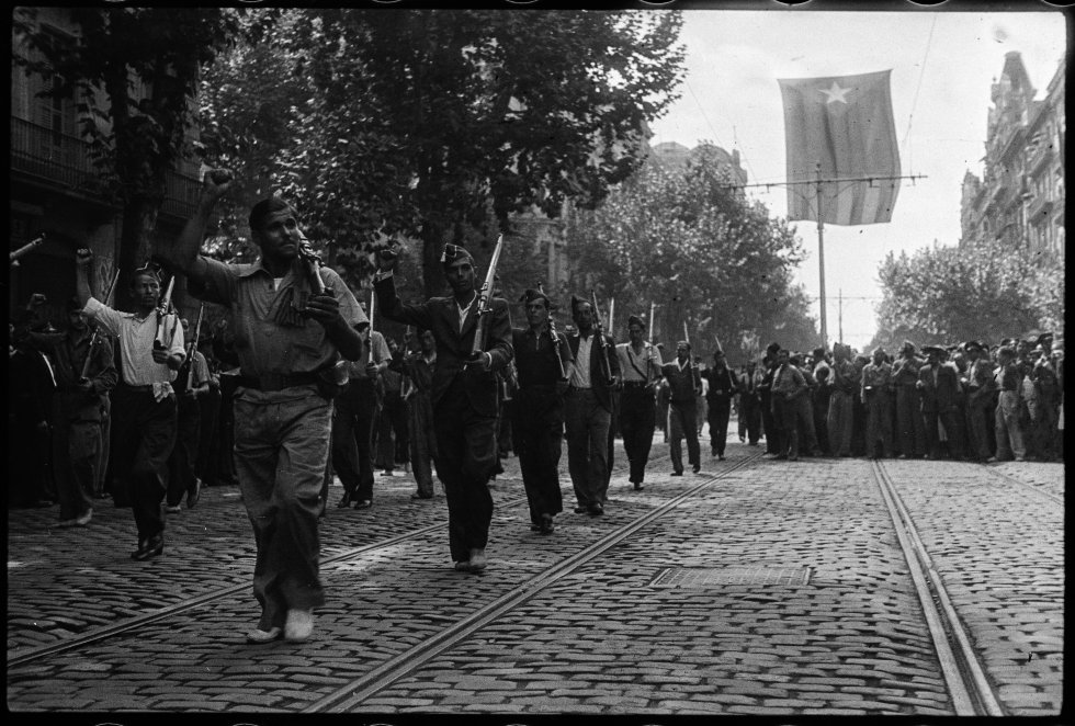 Fuerzas de las formaciones nacionalistas-independentistas en la desfilada del Once de Septiembre de 1936 ante el Gobierno catalán Fuerzas de las formaciones nacionalistas-independentistas en la desfilada del Once de Septiembre de 1936 ante el Gobierno catalán