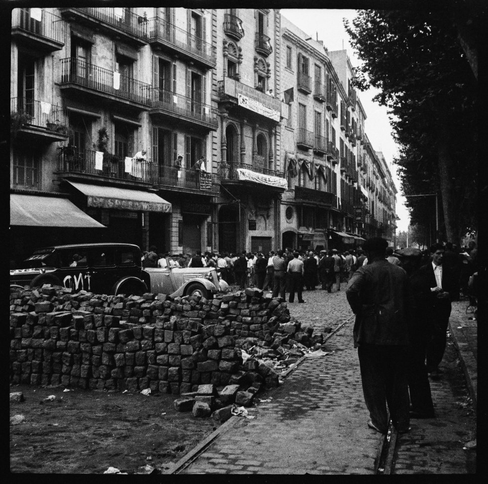 Barricada en el barrio del Eixample. Barcelona, Julio 1936 Barricada en el barrio del Eixample. Barcelona, Julio 1936