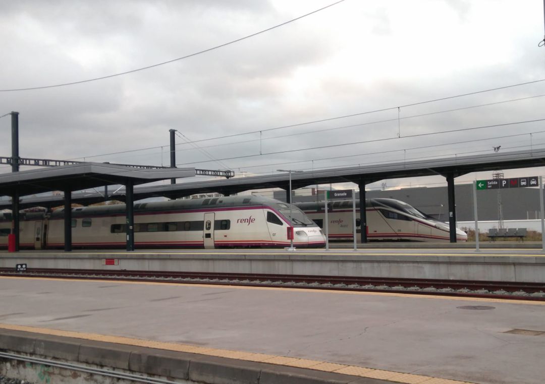 Trenes AVANT en la estación de Granada. En primer término, un modelo 104 y detrás, el 114