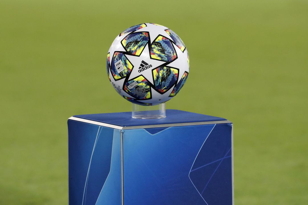 Balón de la Champions League en Mestalla.