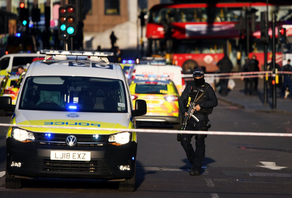 Gran presencia policial en las inmediaciones de la zona en la que ha tenido lugar el incidente del London Bridge Gran presencia policial en las inmediaciones de la zona en la que ha tenido lugar el incidente del London Bridge