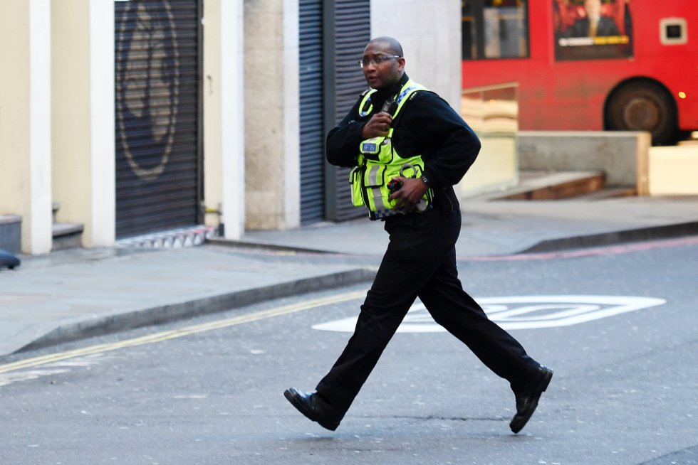 Gran presencia policial en las inmediaciones de la zona en la que ha tenido lugar el incidente del London Bridge Gran presencia policial en las inmediaciones de la zona en la que ha tenido lugar el incidente del London Bridge