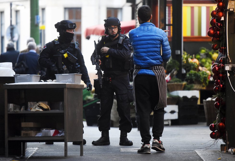 Gran presencia policial en las inmediaciones de la zona en la que ha tenido lugar el incidente del London Bridge Gran presencia policial en las inmediaciones de la zona en la que ha tenido lugar el incidente del London Bridge