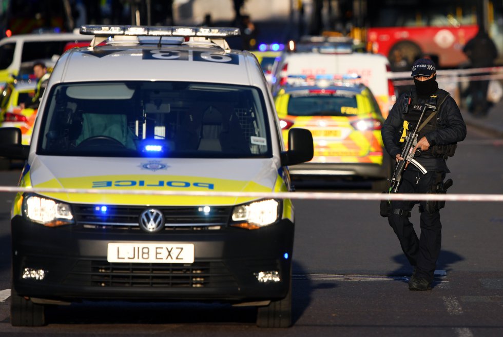Gran presencia policial en las inmediaciones de la zona en la que ha tenido lugar el incidente del London Bridge Gran presencia policial en las inmediaciones de la zona en la que ha tenido lugar el incidente del London Bridge