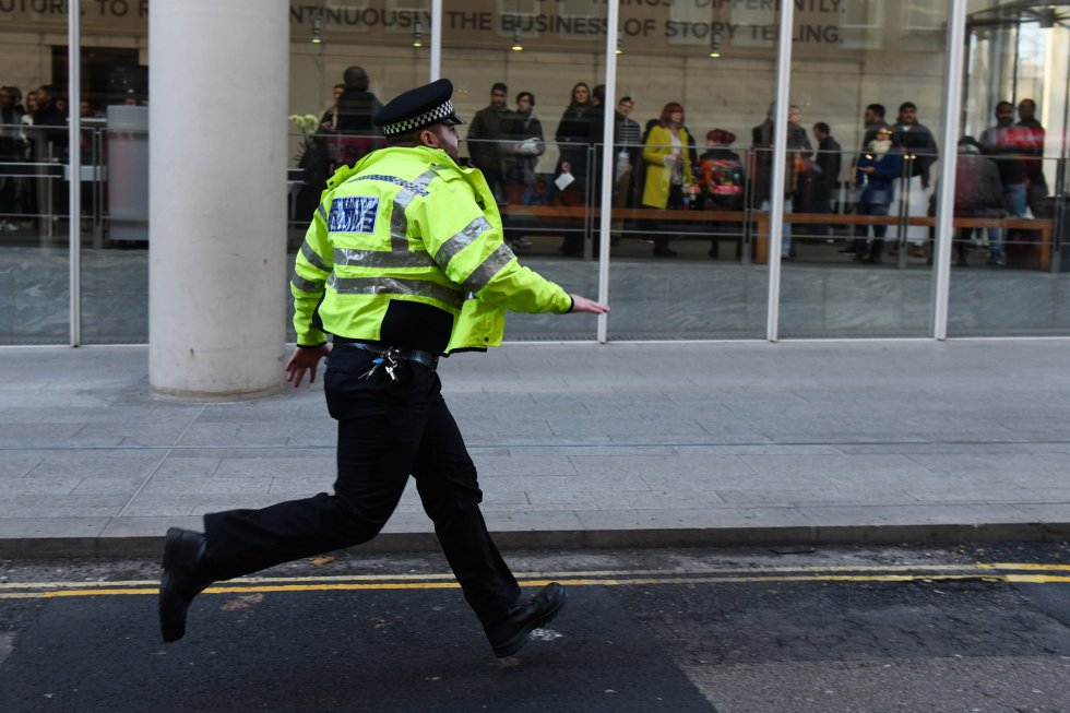 Gran presencia policial en las inmediaciones de la zona en la que ha tenido lugar el incidente del London Bridge Gran presencia policial en las inmediaciones de la zona en la que ha tenido lugar el incidente del London Bridge