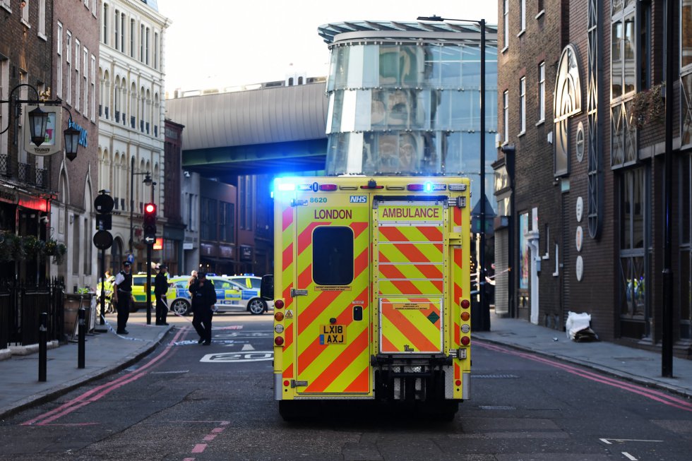 Gran presencia policial en las inmediaciones de la zona en la que ha tenido lugar el incidente del London Bridge Gran presencia policial en las inmediaciones de la zona en la que ha tenido lugar el incidente del London Bridge