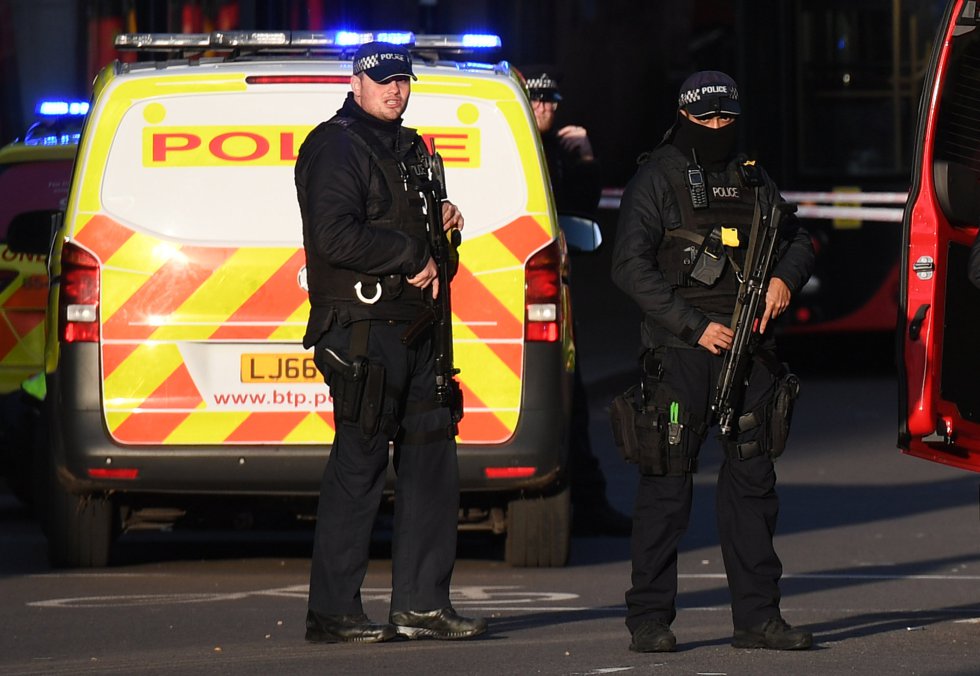 Gran presencia policial en las inmediaciones de la zona en la que ha tenido lugar el incidente del London Bridge Gran presencia policial en las inmediaciones de la zona en la que ha tenido lugar el incidente del London Bridge