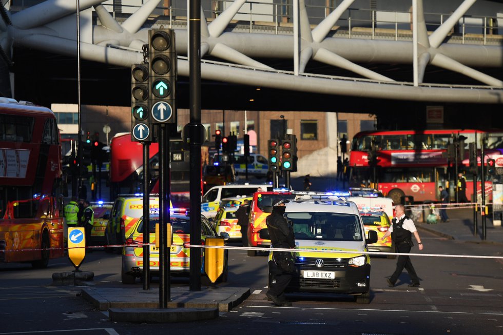 Gran presencia policial en las inmediaciones de la zona en la que ha tenido lugar el incidente del London Bridge Gran presencia policial en las inmediaciones de la zona en la que ha tenido lugar el incidente del London Bridge