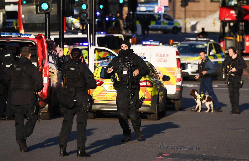 Gran presencia policial en las inmediaciones de la zona en la que ha tenido lugar el incidente del London Bridge Gran presencia policial en las inmediaciones de la zona en la que ha tenido lugar el incidente del London Bridge