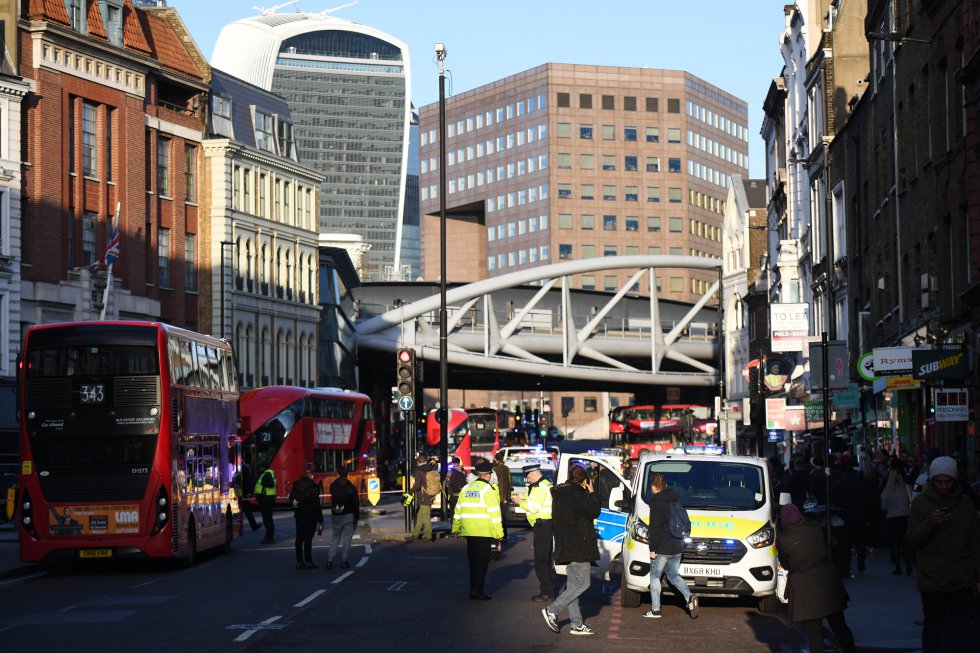 Gran presencia policial en las inmediaciones de la zona en la que ha tenido lugar el incidente del London Bridge Gran presencia policial en las inmediaciones de la zona en la que ha tenido lugar el incidente del London Bridge