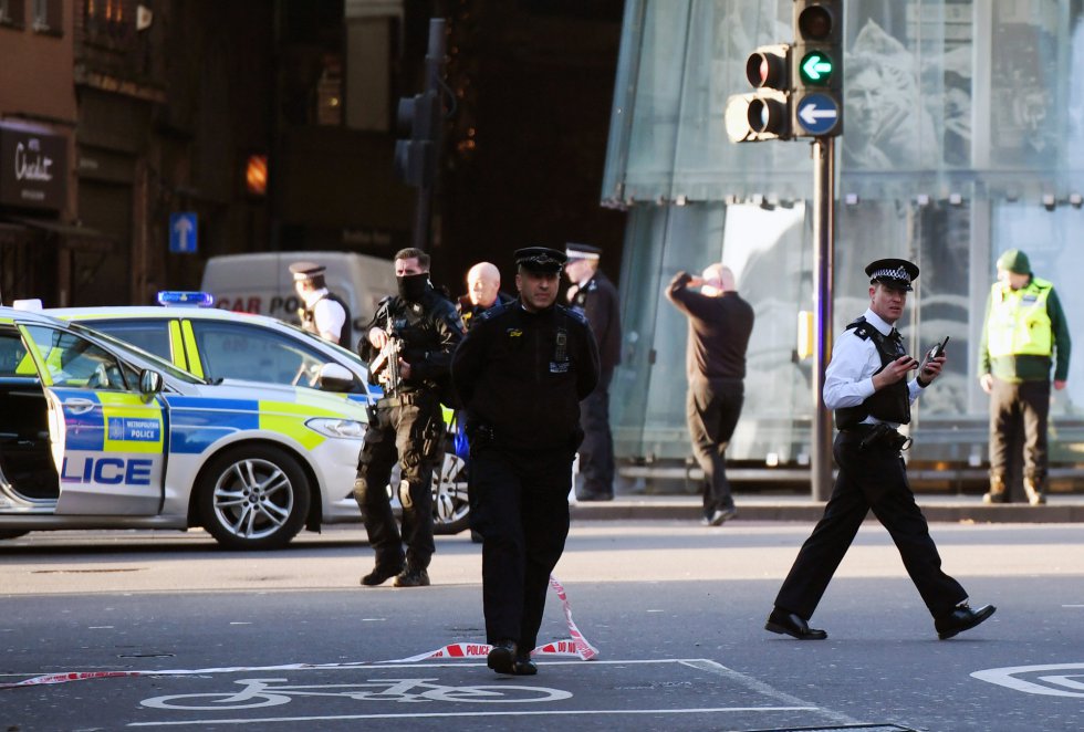 Gran presencia policial en las inmediaciones de la zona en la que ha tenido lugar el incidente del London Bridge Gran presencia policial en las inmediaciones de la zona en la que ha tenido lugar el incidente del London Bridge