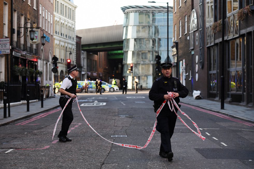 Gran presencia policial en las inmediaciones de la zona en la que ha tenido lugar el incidente del London Bridge Gran presencia policial en las inmediaciones de la zona en la que ha tenido lugar el incidente del London Bridge