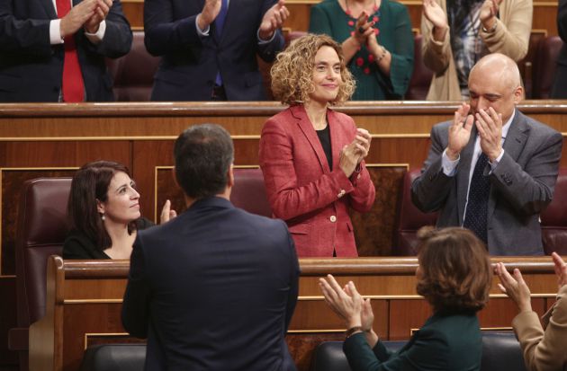La presidenta del Congreso de los Diputados, Meritxell Batet (con chaqueta roja), recibe el aplauso del hemiciclo tras ser reelegida en el cargo. La presidenta del Congreso de los Diputados, Meritxell Batet (con chaqueta roja), recibe el aplauso del hemiciclo tras ser reelegida en el cargo.