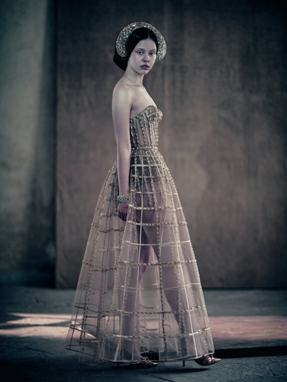 Mia Goth es una actriz y modelo británica de 26 años. Mia Goth es una actriz y modelo británica de 26 años.