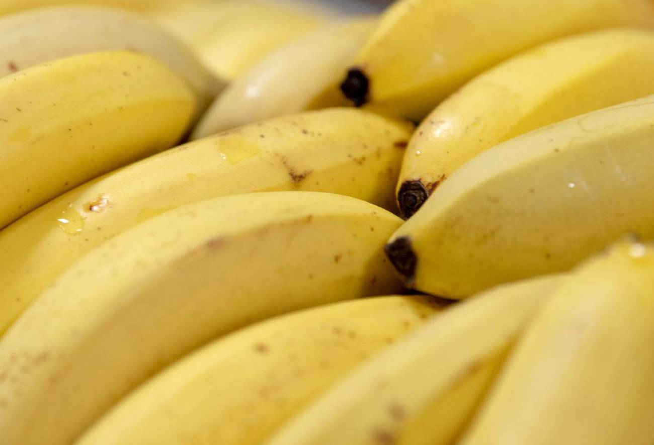 Venden una banana pegada a una pared por 120.000 dólares Internacional Cadena SER