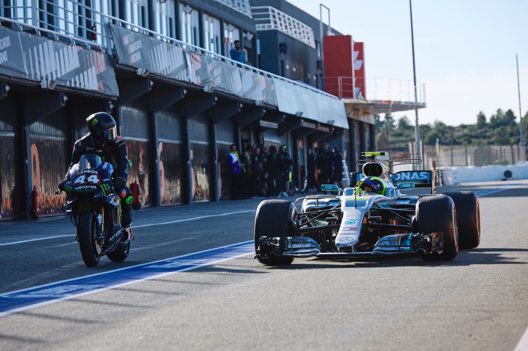 Las Imagenes Del Duelo Secreto Entre Valentino Rossi Y Lewis Hamilton Ultimas Noticias De Deportes Cadena Ser