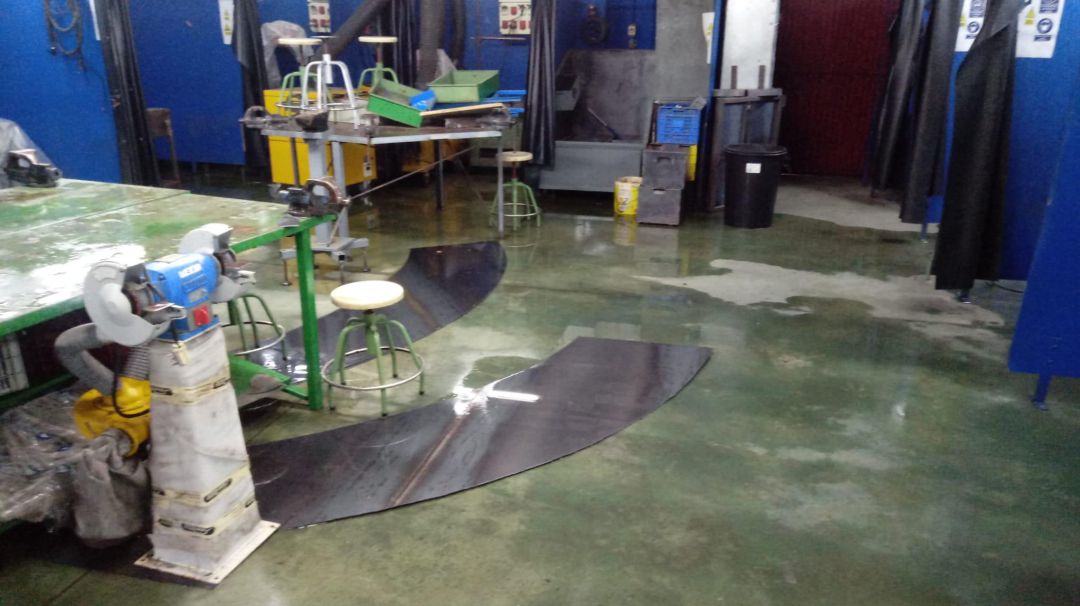 Trozos de la cubierta en el suelo de los talleres del IES Tirant Lo Blanc 