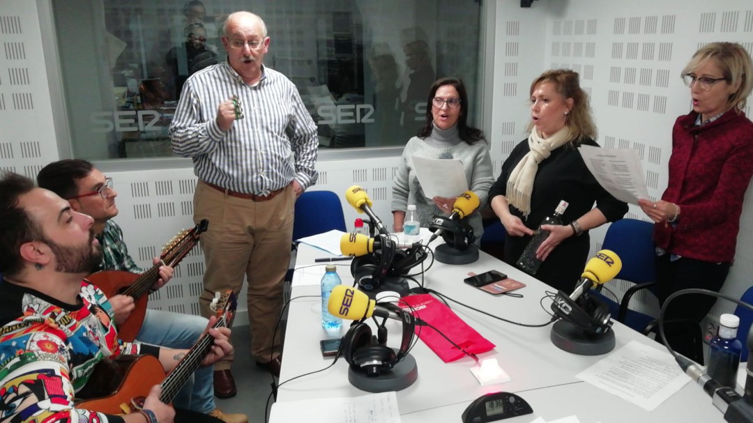 Cantando y bailando en honor a las navidades de antaño