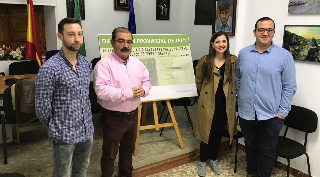 El diputado de Infraestructuras Municipales, José Castro durante su visita a La Iruela, acompañado por el alcalde de la localidad, Daniel Sánchez.