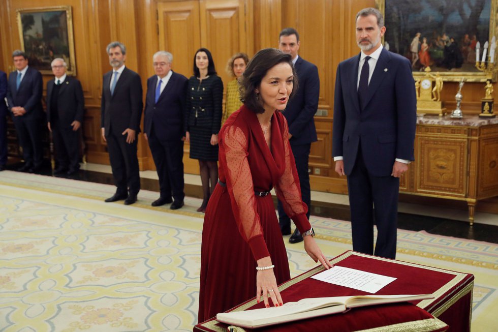 La ministra de Industria y Turismo, Reyes Maroto, promete su cargo ante el Rey Felipe VI, en el acto de toma de posesión, en el Palacio de la Zarzuela de Madrid. La ministra de Industria y Turismo, Reyes Maroto, promete su cargo ante el Rey Felipe VI, en el acto de toma de posesión, en el Palacio de la Zarzuela de Madrid.