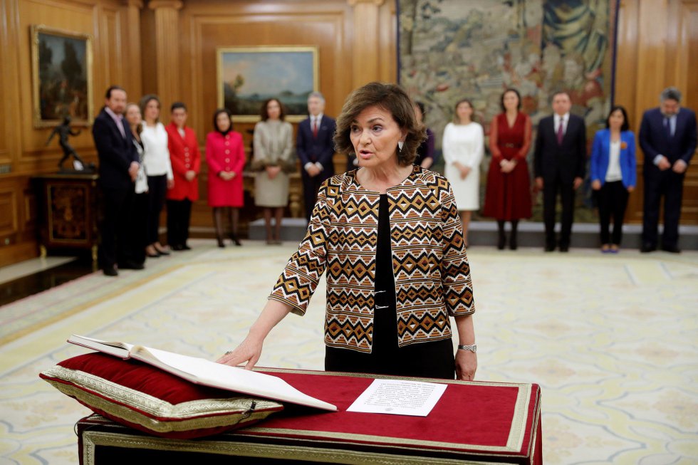 La vicepresidenta primera del Gobierno, ministra de Presidencia, Relaciones con las Cortes y Memoria Democrática, Carmen Calvo, promete su cargo ante el Rey Felipe VI, en el acto de toma de posesión, en el Palacio de la Zarzuela. La vicepresidenta primera del Gobierno, ministra de Presidencia, Relaciones con las Cortes y Memoria Democrática, Carmen Calvo, promete su cargo ante el Rey Felipe VI, en el acto de toma de posesión, en el Palacio de la Zarzuela.