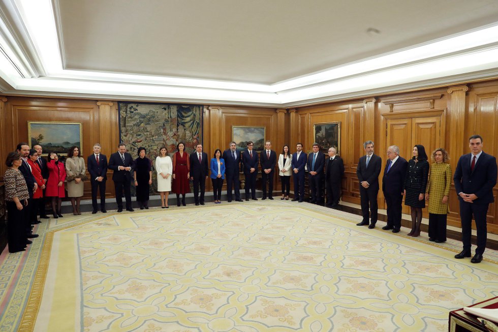 El presidente del Gobierno, Pedro Sánchez (d) preside la promesa de ministros de su nuevo gobierno durante un acto celebrado en el Palacio de Zarzuela. El presidente del Gobierno, Pedro Sánchez (d) preside la promesa de ministros de su nuevo gobierno durante un acto celebrado en el Palacio de Zarzuela.