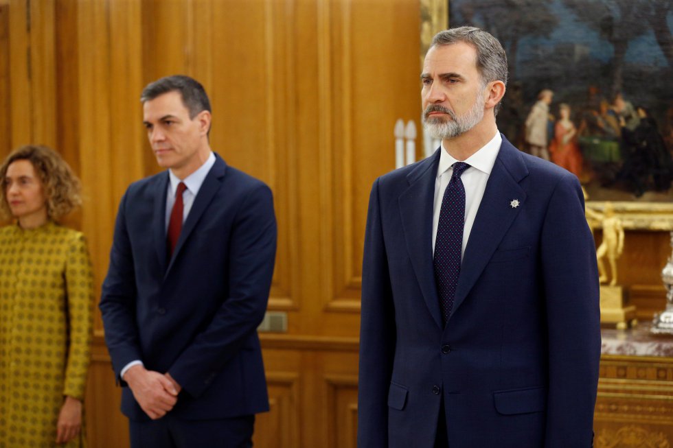 El presidente del Gobierno, Pedro Sánchez (i) y el Rey Felipe VI (d) presiden la promesa de ministros de su nuevo gobierno durante un acto celebrado en el Palacio de Zarzuela. El presidente del Gobierno, Pedro Sánchez (i) y el Rey Felipe VI (d) presiden la promesa de ministros de su nuevo gobierno durante un acto celebrado en el Palacio de Zarzuela.