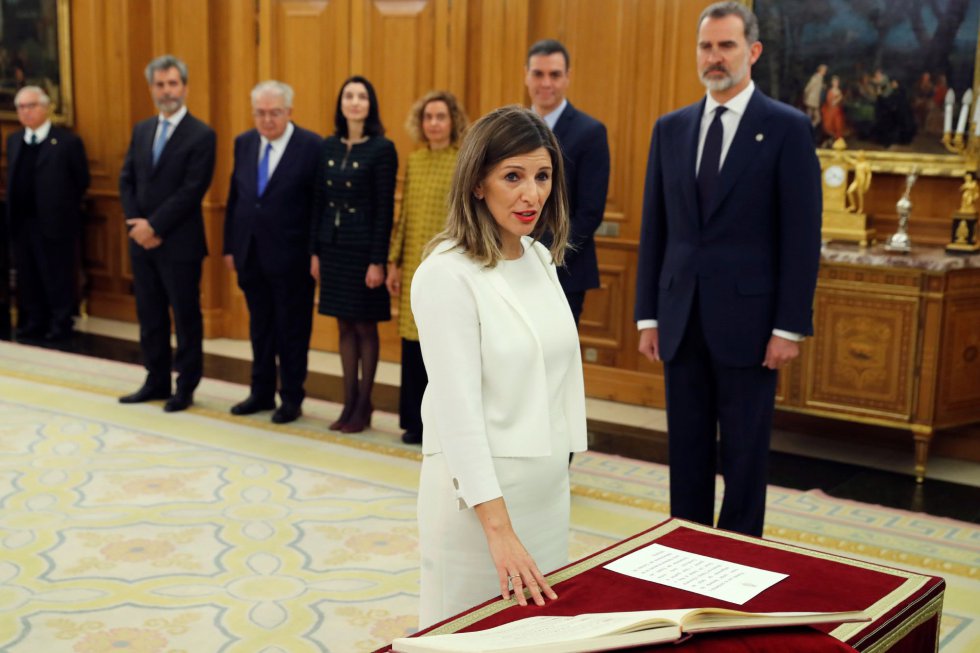 La nueva ministra de Trabajo, Yolanda Díaz, promete su cargo ante el rey durante el acto de toma de posesión del nuevo gobierno, este lunes en el Palacio de la Zarzuela. La nueva ministra de Trabajo, Yolanda Díaz, promete su cargo ante el rey durante el acto de toma de posesión del nuevo gobierno, este lunes en el Palacio de la Zarzuela.