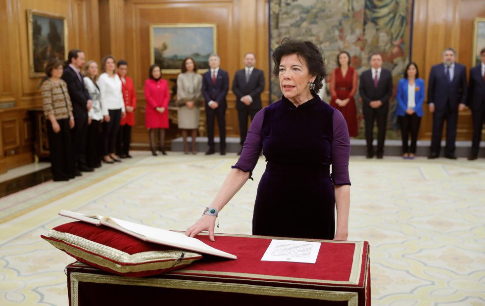 La nueva ministra de Educación y Formación Profesional, Isabel Celaá jura su cargo durante un acto celebrado en el Palacio de Zarzuela. La nueva ministra de Educación y Formación Profesional, Isabel Celaá jura su cargo durante un acto celebrado en el Palacio de Zarzuela.