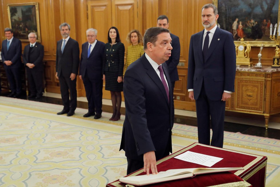 El ministro de Agricultura, Pesca y Alimentación, Luis Planas, promete su cargo ante el rey durante el acto de toma de posesión del nuevo gobierno. El ministro de Agricultura, Pesca y Alimentación, Luis Planas, promete su cargo ante el rey durante el acto de toma de posesión del nuevo gobierno.