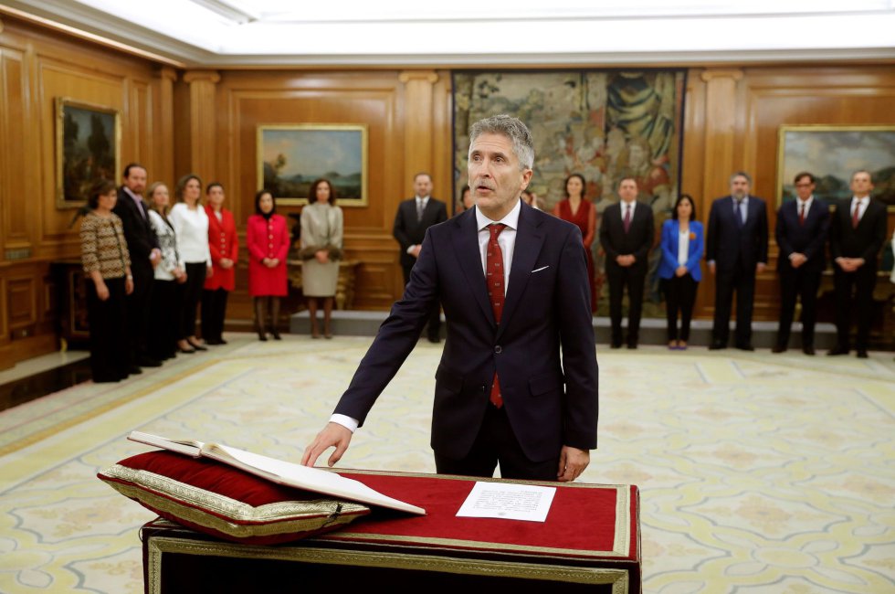 El ministro del Interior, Fernando Grande-Marlaska, promete su cargo ante el rey durante el acto de toma de posesión del nuevo gobierno. El ministro del Interior, Fernando Grande-Marlaska, promete su cargo ante el rey durante el acto de toma de posesión del nuevo gobierno.