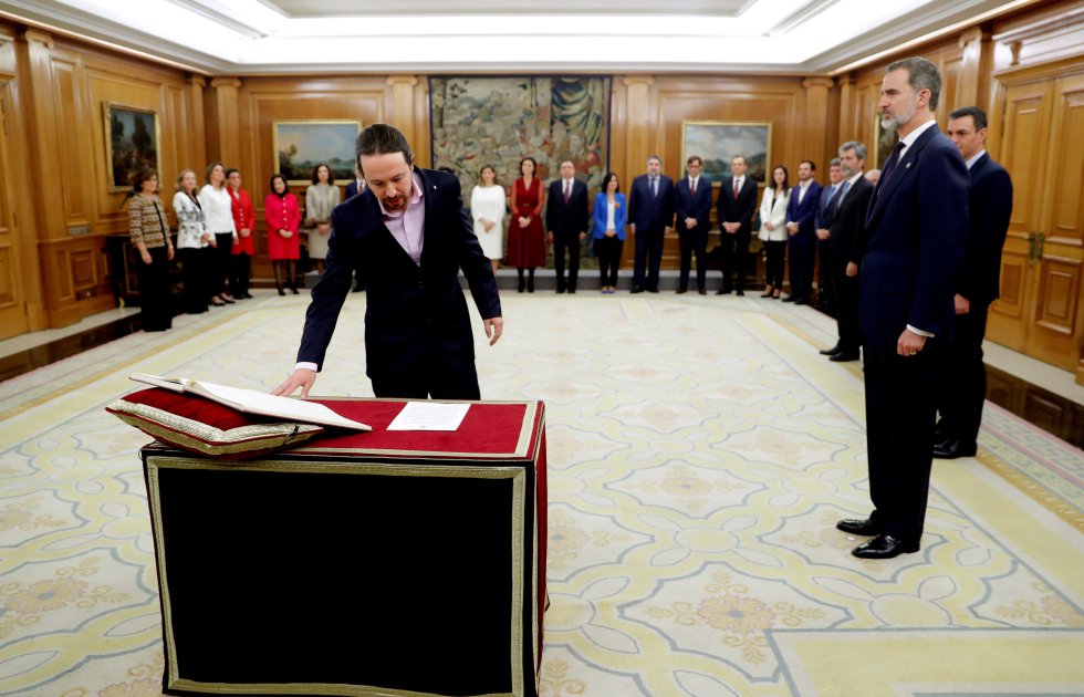 El vicepresidente de Derechos Sociales y Agenda 2030, Pablo Iglesias, promete su cargo ante el rey. El vicepresidente de Derechos Sociales y Agenda 2030, Pablo Iglesias, promete su cargo ante el rey.