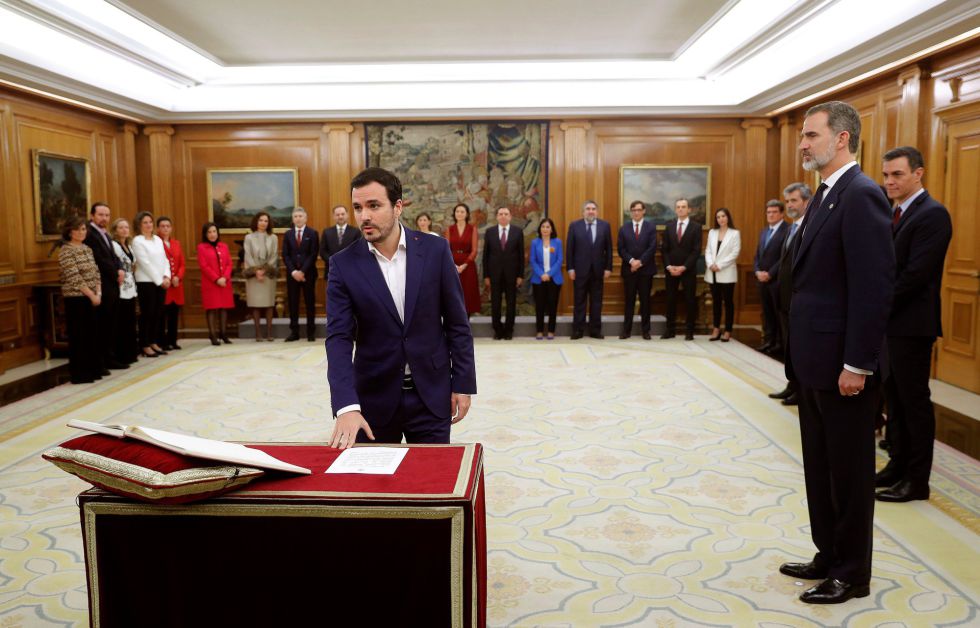 El nuevo ministro de Consumo, Alberto Garzón, promete su cargo ante el rey Felipe VI. El nuevo ministro de Consumo, Alberto Garzón, promete su cargo ante el rey Felipe VI.