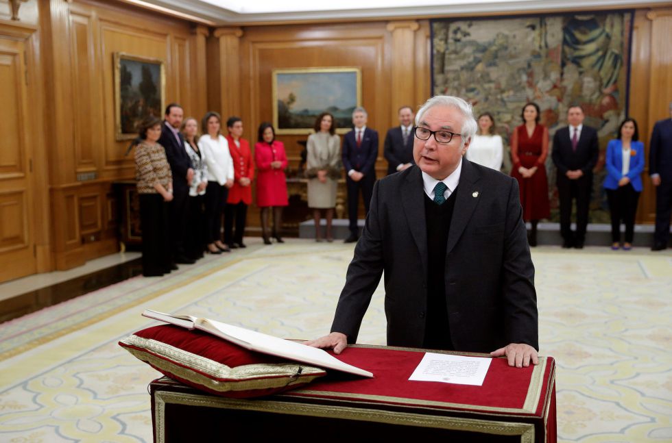 El nuevo ministro de Universidades, Manuel Castells, promete su cargo ante el rey. El nuevo ministro de Universidades, Manuel Castells, promete su cargo ante el rey.