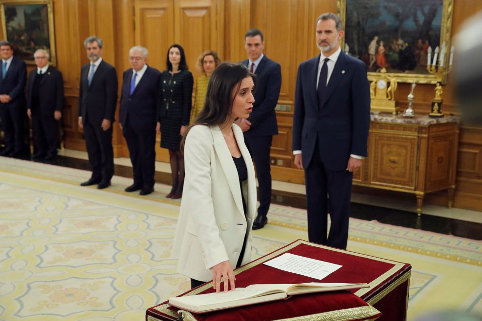 La nueva ministra de Igualdad, Irene Montero, promete su cargo ante el rey. La nueva ministra de Igualdad, Irene Montero, promete su cargo ante el rey.