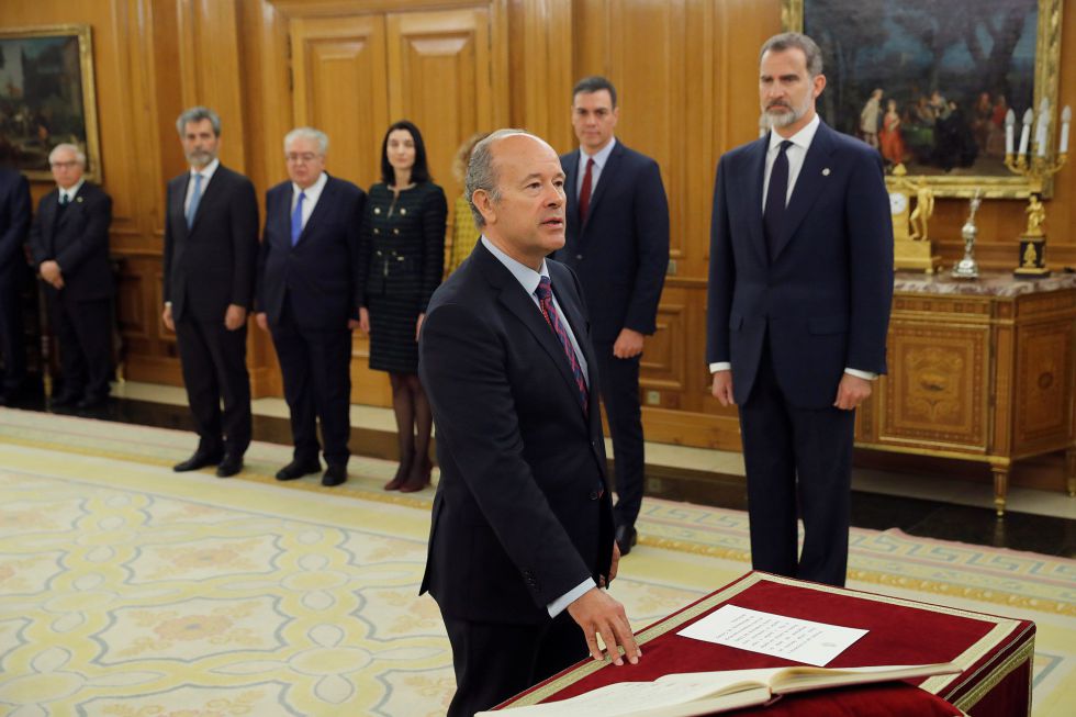 El nuevo ministro de Justicia, Juan Carlos Campo, promete su cargo ante el rey. El nuevo ministro de Justicia, Juan Carlos Campo, promete su cargo ante el rey.