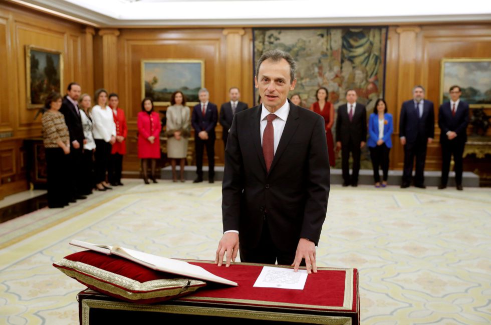 Pedro Duque promete su cargo como ministro de Ciencia e Innovación ante el rey. Pedro Duque promete su cargo como ministro de Ciencia e Innovación ante el rey.