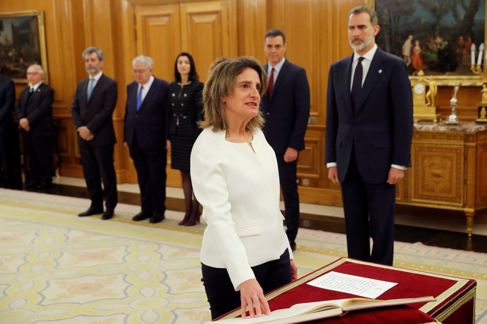 La vicepresidenta de Transición Ecológica y Reto Democrático, Teresa Ribera, promete su cargo con la mano sobre la Constitución. La vicepresidenta de Transición Ecológica y Reto Democrático, Teresa Ribera, promete su cargo con la mano sobre la Constitución.