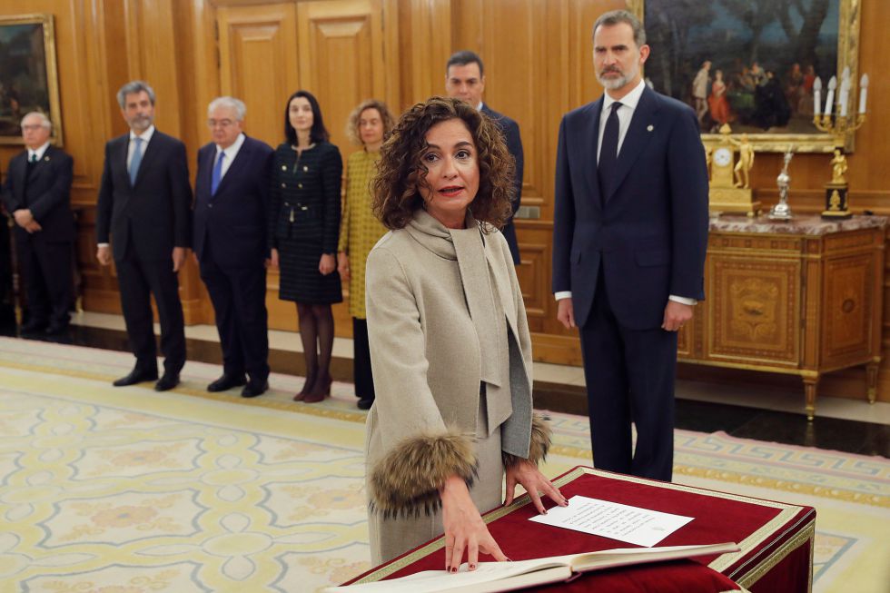 La ministra de Hacienda y nueva Portavoz del Gobierno, María Jesús Montero, promete su cargo ante el rey. La ministra de Hacienda y nueva Portavoz del Gobierno, María Jesús Montero, promete su cargo ante el rey.