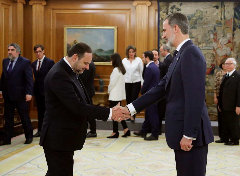 El nuevo ministro de Transportes, Movilidad y Agenda Urbana (antes Fomento), José Luis Ábalos, saluda al rey tras jurar su cargo en el Palacio de la Zarzuela. El nuevo ministro de Transportes, Movilidad y Agenda Urbana (antes Fomento), José Luis Ábalos, saluda al rey tras jurar su cargo en el Palacio de la Zarzuela.