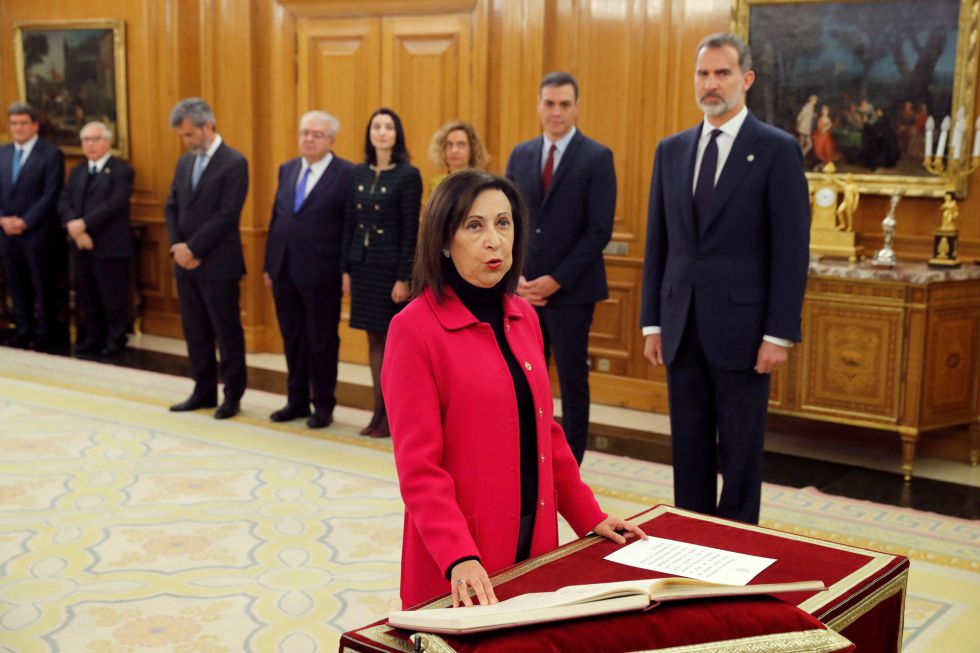 La ministra de Defensa, Margarita Robles, promete su cargo ante el rey. La ministra de Defensa, Margarita Robles, promete su cargo ante el rey.