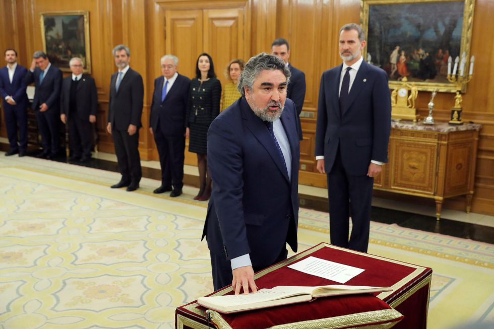El ministro de Cultura y Deporte, José Manuel Rodríguez Uribes, promete su cargo sobre la Constitución y en presencia del rey. El ministro de Cultura y Deporte, José Manuel Rodríguez Uribes, promete su cargo sobre la Constitución y en presencia del rey.