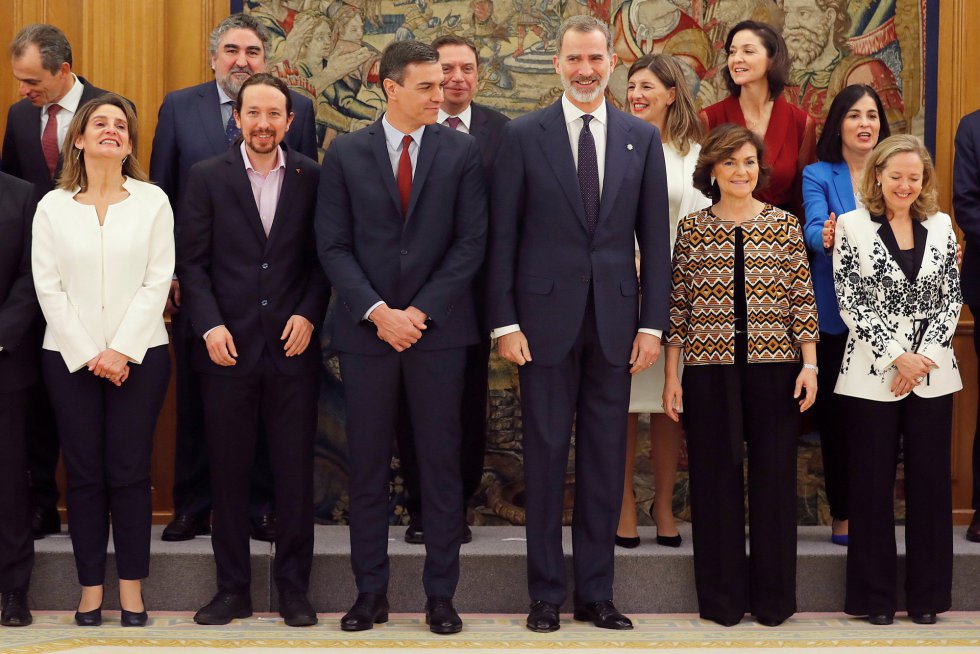 El rey Felipe VI, el presidente del Gobierno, Pedro Sánchez, los vicepresidentes del Gobierno, Carmen Calvo, Pablo Iglesias, Nadia Calviño y Teresa Ribera, posan junto al resto de ministros para la foto de familia. El rey Felipe VI, el presidente del Gobierno, Pedro Sánchez, los vicepresidentes del Gobierno, Carmen Calvo, Pablo Iglesias, Nadia Calviño y Teresa Ribera, posan junto al resto de ministros para la foto de familia.
