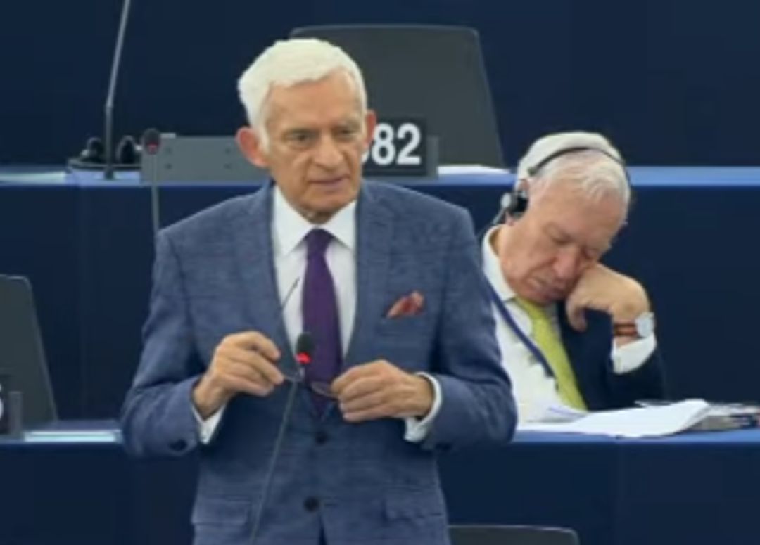 Momento en el que el eurodiputado Margallo se queda dormido